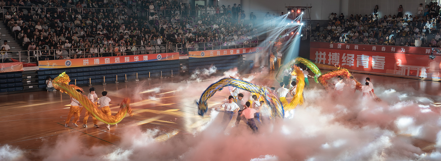 步行者和公牛均陷入困境，争夺季后赛资格，形势严峻。